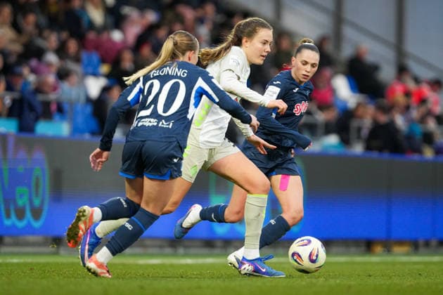 Fussball: Google Pixel Frauen-Bundesliga, 16. Spieltag, TSG Hoffenheim - SV Werder Bremen am 01.02.2026 in Hoffenheim (Dietmar-Hopp-Stadion), Deutschland, Saison 2025 2026: DFB DFL REGULATIONS PROHIBIT ANY USE OF PHOTOGRAPHS as IMAGE SEQUENCES and or QUASI-VIDEO: Alber, Mara (37,SVW) behauptet sich gegen Gloning, Laura (20,TSG) und Janssens, Jill (9,TSG). Hoffenheim Dietmar-Hopp-Stadion Deutschland Copyright: xChristophxKinzingerx