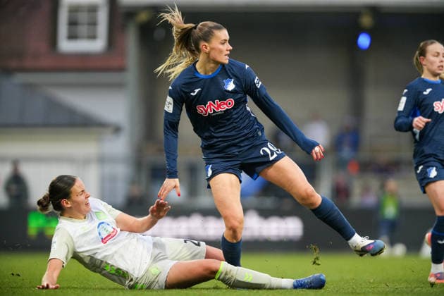 Fussball: Google Pixel Frauen-Bundesliga, 16. Spieltag, TSG Hoffenheim - SV Werder Bremen am 01.02.2026 in Hoffenheim (Dietmar-Hopp-Stadion), Deutschland, Saison 2025 2026: DFB DFL REGULATIONS PROHIBIT ANY USE OF PHOTOGRAPHS as IMAGE SEQUENCES and or QUASI-VIDEO: Cerci, Selina (29,TSG) im Zweikampf mit Nemeth, Hanna (23,SVW). Hoffenheim Dietmar-Hopp-Stadion Deutschland Copyright: xChristophxKinzingerx
