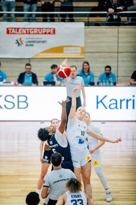 BB-1BL Damen Syntainics MBC Lions - Eisvoegel USC Freiburg Khalis Cain (GISA Lions MBC), Helena Englisch (Eisvoegel USC Freiburg) waehrend der Saison 2025-2026 in der DBBL Toyota Bundesliga Syntainics MBC Lions und Eisvoegel USC Freiburg in der SWH Arena am 1. February 2026 in Halle Saale, Sachsen Anhalt, Deutschland
