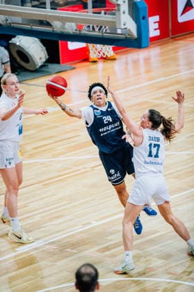 BB-1BL Damen Syntainics MBC Lions - Eisvoegel USC Freiburg Liz Smith (GISA Lions MBC), Britta Daub (Eisvoegel USC Freiburg) waehrend der Saison 2025-2026 in der DBBL Toyota Bundesliga Syntainics MBC Lions und Eisvoegel USC Freiburg in der SWH Arena am 1. February 2026 in Halle Saale, Sachsen Anhalt, Deutschland