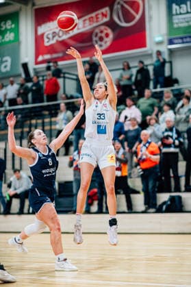 BB-1BL Damen Syntainics MBC Lions - Eisvoegel USC Freiburg Summah Evans (Eisvoegel USC Freiburg), Anna Suckstorff (GISA Lions MBC) waehrend der Saison 2025-2026 in der DBBL Toyota Bundesliga Syntainics MBC Lions und Eisvoegel USC Freiburg in der SWH Arena am 1. February 2026 in Halle Saale, Sachsen Anhalt, Deutschland