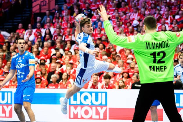 Herning: Handball EM 2026 - Spiel Platz 3 - Island - Kroatien Islands Odinn Rikhardsson, Torhueter Matej Mandic (Kroatien) Herning Jyske Bank Boxen Daenemark