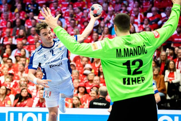 Herning: Handball EM 2026 - Spiel Platz 3 - Island - Kroatien Islands Odinn Rikhardsson, Torhueter Matej Mandic (Kroatien) Herning Jyske Bank Boxen Daenemark
