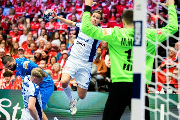 Herning: Handball EM 2026 - Spiel Platz 3 - Island - Kroatien Islands Bjarki Mar Elisson, Torhueter Matej Mandic (Kroatien) Herning Jyske Bank Boxen Daenemark