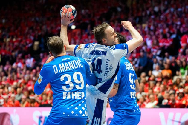 Herning: Handball EM 2026 - Spiel Platz 3 - Island - Kroatien v.li. David Mandic (Kroatien), Islands Omar Ingi Magnusson, Veron Nacinovic (Kroatien) Herning Jyske Bank Boxen Daenemark