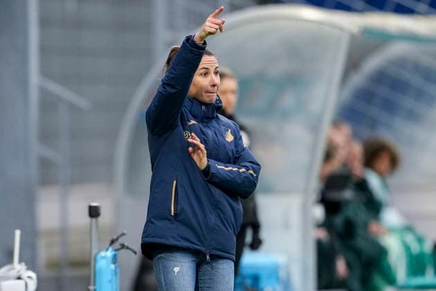 Eva-Maria Virsinger (Cheftrainerin, Trainerin, TSG), gibt Anweisungen, gestikuliert, mit den Armen gestikulieren, Einzelbild, Einzelfoto, Aktion, Action, 01.02.2026, Sinsheim (Hoffenheim) (Deutschland), Fussball, Google Pixel Frauen-Bundesliga, TSG 1899 Hoffenheim - SV Werder Bremen, DFB DFL REGULATIONS PROHIBIT ANY USE OF PHOTOGRAPHS AS IMAGE SEQUENCES AND OR QUASI-VIDEO.
