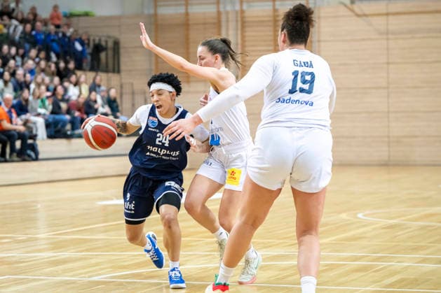 Toyota DBBL 2025 2026 - Syntainics MBC vs.USC Freiburg Halle Saale, Deutschland 01.Februar 2026: Im Bild:v. li. im Zweikampf Liz Smith (Halle), Britta Daub (Freiburg) und ElÃ a Gaba (Freiburg) Halle Saale swh.Arena Sachsen-Anhalt Deutschland