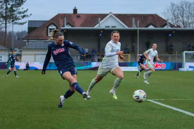 Chiara D’Angelo (2; SV Werder Bremen) im Zweikampf mit Jill Janssens (9; TSG Hoffenheim) um den Ball Zweikampf um den Ball
