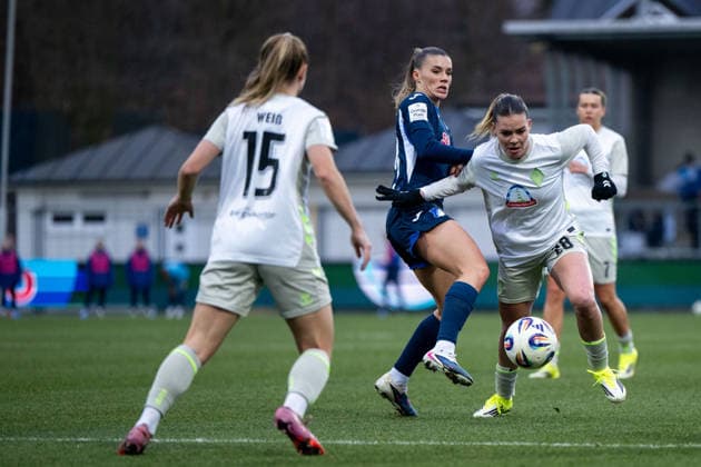 Selina Cerci (TSG Hoffenheim, 29) im Zweikampf mit Juliane Wirtz (Werder Bremen, 28), davor Michelle Weiß (Werder Bremen, 15), GER, TSG 1899 Hoffenheim vs SV Werder Bremen, Fussball Google Pixel Frauen Bundesliga, 16. Spieltag, Saison 2025 2026, 01.02.2026 DFB regulations prohibit any use of photographs as image sequences and or quasi-video GER, TSG 1899 Hoffenheim vs SV Werder Bremen, Fussball Google Pixel Frauen Bundesliga, 16. Spieltag, Saison 2025 2026, 01.02.2026 Hoffenheim Copyright: xEibner-Pressefoto Memmlerx EP_MMR