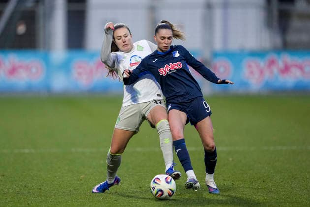 v.li.: Mara Alber (Werder, 37), Jill Janssens (TSG, 9), Zweikampf, Spielszene, Duell, duel, tackle, tackling, Dynamik, Action, Aktion, 01.02.2026, Sinsheim (Hoffenheim) (Deutschland), Fussball, Google Pixel Frauen-Bundesliga, TSG 1899 Hoffenheim - SV Werder Bremen, DFB DFL REGULATIONS PROHIBIT ANY USE OF PHOTOGRAPHS AS IMAGE SEQUENCES AND OR QUASI-VIDEO.