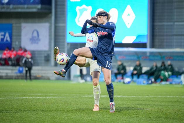 Fussball: Google Pixel Frauen-Bundesliga, 16. Spieltag, TSG Hoffenheim - SV Werder Bremen am 01.02.2026 in Hoffenheim (Dietmar-Hopp-Stadion), Deutschland, Saison 2025 2026: DFB DFL REGULATIONS PROHIBIT ANY USE OF PHOTOGRAPHS as IMAGE SEQUENCES and or QUASI-VIDEO: Douma, Wianda Ellen (13,TSG) im Zweikampf mit Desic, Medina (9,SVW). Hoffenheim Dietmar-Hopp-Stadion Deutschland Copyright: xChristophxKinzingerx