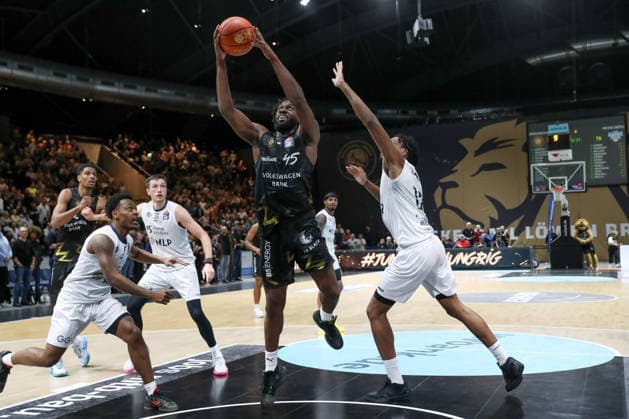 01.02.2026, xgox, Basketball - easyCredit BBL Basketball Loewen Braunschweig - MLP Academics Heidelberg emspor, v.l. Oluwasimisola Shittu (Braunschweig, 45 am Ball, plays the ball Braunschweig