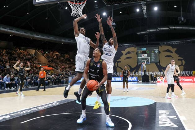 01.02.2026, xgox, Basketball - easyCredit BBL Basketball Loewen Braunschweig - MLP Academics Heidelberg emspor, v.l. Osum Osunniyi (Heidelberg, 12), Michael Weathers (Heidelberg, 20), David NGuessan (Braunschweig, 1) zweo Braunschweig