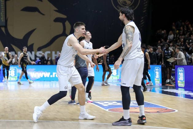 01.02.2026, xgox, Basketball - easyCredit BBL Basketball Loewen Braunschweig - MLP Academics Heidelberg emspor, v.l. Dusan Neskovic (Heidelberg, 7), Marcel Kessen (Heidelberg, 15) Jubel ueber den Sieg, Jubel nach Spielende Braunschweig