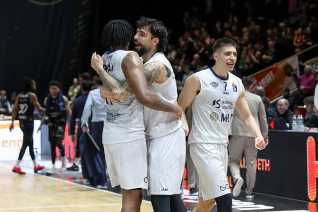 01.02.2026, xgox, Basketball - easyCredit BBL Basketball Loewen Braunschweig - MLP Academics Heidelberg emspor, v.l. Marcel Kessen (Heidelberg, 15), Dusan Neskovic (Heidelberg, 7) Jubel ueber den Sieg, Jubel nach Spielende Braunschweig