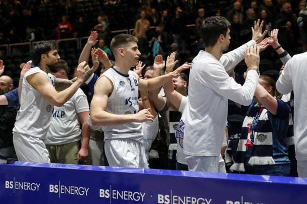 01.02.2026, xgox, Basketball - easyCredit BBL Basketball Loewen Braunschweig - MLP Academics Heidelberg emspor, v.l. Heidelberg Jubel ueber den Sieg, Jubel nach Spielende mit den Fans Braunschweig