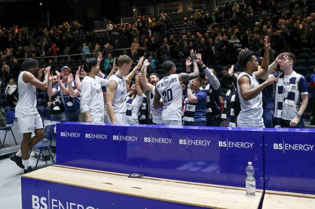 01.02.2026, xgox, Basketball - easyCredit BBL Basketball Loewen Braunschweig - MLP Academics Heidelberg emspor, v.l. Heidelberg Jubel ueber den Sieg, Jubel nach Spielende mit den Fans Braunschweig