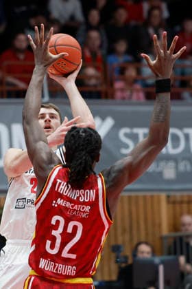v. l. n. r.: Moritz Krimmer (Bamberg Baskets, 27) and Charles Thompson (Fitness First Wuerzburg Baskets, 32), 01.02.2026, Basketball, BBL, Fitness First Wuerzburg Baskets vs. BMA365 Bamberg Baskets, GER, Wuerzburg, Tectake Arena. Copyright: HMBxMedia xHeikoxBecker