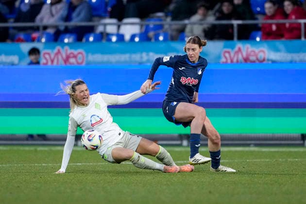 v.li.: Medina Desic (Werder, 9), Lisa Doorn (TSG, 14), Zweikampf, Spielszene, Duell, duel, tackle, tackling, Dynamik, Action, Aktion, 01.02.2026, Sinsheim (Hoffenheim) (Deutschland), Fussball, Google Pixel Frauen-Bundesliga, TSG 1899 Hoffenheim - SV Werder Bremen, DFB DFL REGULATIONS PROHIBIT ANY USE OF PHOTOGRAPHS AS IMAGE SEQUENCES AND OR QUASI-VIDEO.