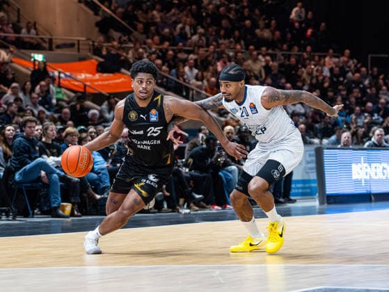Grant Sherfield (Basketball Loewen Braunschweig, 25) im Zweikampf gegen Michael Weathers (MLP Academics Heidelberg, 20) Basketball Loewen Braunschweig vs. MLP Academics Heidelberg, Basketball, easyCredit Basketball Bundesliga, 18. Spieltag, Saison 2025 2026, 01.02.2026 Basketball Loewen Braunschweig vs. MLP Academics Heidelberg, Basketball, easyCredit Basketball Bundesliga, 18. Spieltag, Saison 2025 2026, 01.02.2026 Braunschweig Copyright: xEibner-Pressefoto DamianxKruczynx EP_DKI