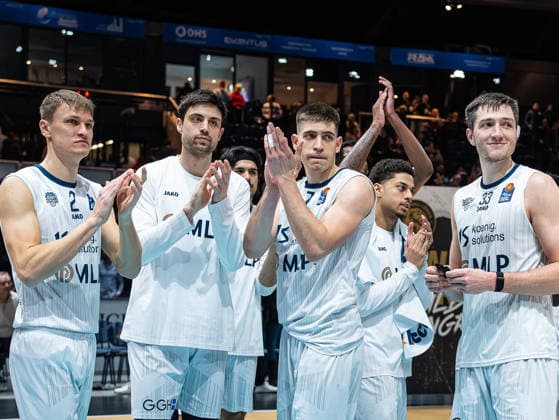 Niklas Wuerzner (MLP Academics Heidelberg, 02), Dusan Neskovic (MLP Academics Heidelberg, 07), Ryan Mikesell (MLP Academics Heidelberg, 33) und der Rest des Teams freuen sich Basketball Loewen Braunschweig vs. MLP Academics Heidelberg, Basketball, easyCredit Basketball Bundesliga, 18. Spieltag, Saison 2025 2026, 01.02.2026 Basketball Loewen Braunschweig vs. MLP Academics Heidelberg, Basketball, easyCredit Basketball Bundesliga, 18. Spieltag, Saison 2025 2026, 01.02.2026 Braunschweig Copyright: xEibner-Pressefoto DamianxKruczynx EP_DKI