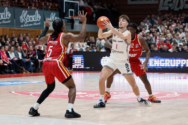 v. l. n. r.: Marcus Carr (Fitness First Wuerzburg Baskets, 5), Zachary Ensminger (Bamberg Baskets, 1) and Charles Thompson (Fitness First Wuerzburg Baskets, 32), 01.02.2026, Basketball, BBL, Fitness First Wuerzburg Baskets vs. BMA365 Bamberg Baskets, GER, Wuerzburg, Tectake Arena. Copyright: HMBxMedia xHeikoxBecker