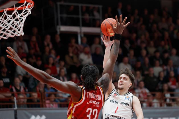 v. l. n. r.: Charles Thompson (Fitness First Wuerzburg Baskets, 32) and Zachary Ensminger (Bamberg Baskets, 1), 01.02.2026, Basketball, BBL, Fitness First Wuerzburg Baskets vs. BMA365 Bamberg Baskets, GER, Wuerzburg, Tectake Arena. Copyright: HMBxMedia xHeikoxBecker