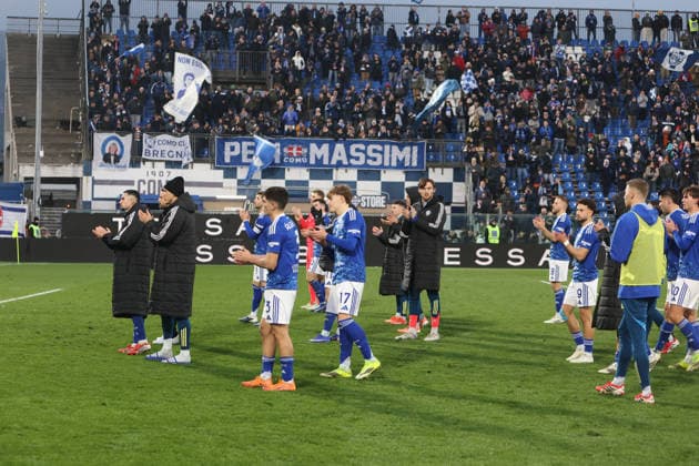 ComoÕs under the supporters during the Serie A soccer match between Como and Atalanta at the Giuseppe Sinigaglia stadium in Como, north Italy - February 1, 2026 - Soccer.  Copyright: xAntonioxSaiai LaPressex