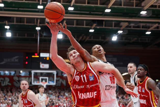 v. l. n. r.: Brae Ivey (Fitness First Wuerzburg Baskets, 11) and Austin Matthew Crowley (Bamberg Baskets, 85), 01.02.2026, Basketball, BBL, Fitness First Wuerzburg Baskets vs. BMA365 Bamberg Baskets, GER, Wuerzburg, Tectake Arena. Copyright: HMBxMedia xHeikoxBecker