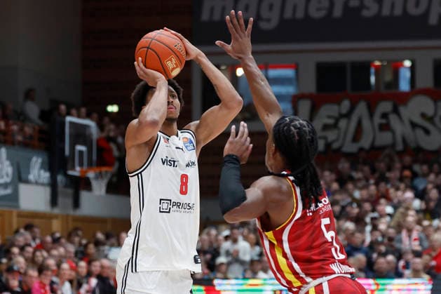 v. l. n. r.: Demarcus Marquette Demonia (Bamberg Baskets, 8) and Marcus Carr (Fitness First Wuerzburg Baskets, 5), 01.02.2026, Basketball, BBL, Fitness First Wuerzburg Baskets vs. BMA365 Bamberg Baskets, GER, Wuerzburg, Tectake Arena. Copyright: HMBxMedia xHeikoxBecker