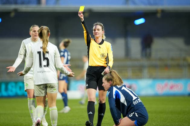 Fussball: Google Pixel Frauen-Bundesliga, 16. Spieltag, TSG Hoffenheim - SV Werder Bremen am 01.02.2026 in Hoffenheim (Dietmar-Hopp-Stadion), Deutschland, Saison 2025 2026: DFB DFL REGULATIONS PROHIBIT ANY USE OF PHOTOGRAPHS as IMAGE SEQUENCES and or QUASI-VIDEO: Miriam Schwermer (Schiedsrichterin) zeigt Weiß, Michelle (15,SVW) die Gelbe Karte nach einem foul an Ampoorter, Valesca (18,TSG). Hoffenheim Dietmar-Hopp-Stadion Deutschland Copyright: xChristophxKinzingerx