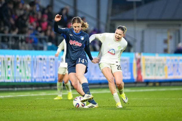 Fussball: Google Pixel Frauen-Bundesliga, 16. Spieltag, TSG Hoffenheim - SV Werder Bremen am 01.02.2026 in Hoffenheim (Dietmar-Hopp-Stadion), Deutschland, Saison 2025 2026: DFB DFL REGULATIONS PROHIBIT ANY USE OF PHOTOGRAPHS as IMAGE SEQUENCES and or QUASI-VIDEO: Doorn, Lisa (14,TSG) im Zweikampf mit Wirtz, Juliane (28,SVW). Hoffenheim Dietmar-Hopp-Stadion Deutschland Copyright: xChristophxKinzingerx