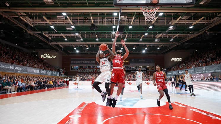 v. l. n. r.: Cobe Williams (Bamberg Baskets, 24) and Davion Mintz (Fitness First Wuerzburg Baskets, 10), 01.02.2026, Basketball, BBL, Fitness First Wuerzburg Baskets vs. BMA365 Bamberg Baskets, GER, Wuerzburg, Tectake Arena. Copyright: HMBxMedia xHeikoxBecker