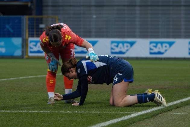 Mariella El Sherif (39; SV Werder Bremen) tröstet Feli Delacauw (24; TSG Hoffenheim) nach Verletzung am Boden Verletzung und Trost