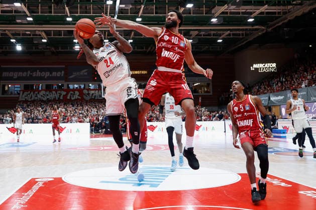 v. l. n. r.: Cobe Williams (Bamberg Baskets, 24) and Davion Mintz (Fitness First Wuerzburg Baskets, 10), 01.02.2026, Basketball, BBL, Fitness First Wuerzburg Baskets vs. BMA365 Bamberg Baskets, GER, Wuerzburg, Tectake Arena. Copyright: HMBxMedia xHeikoxBecker