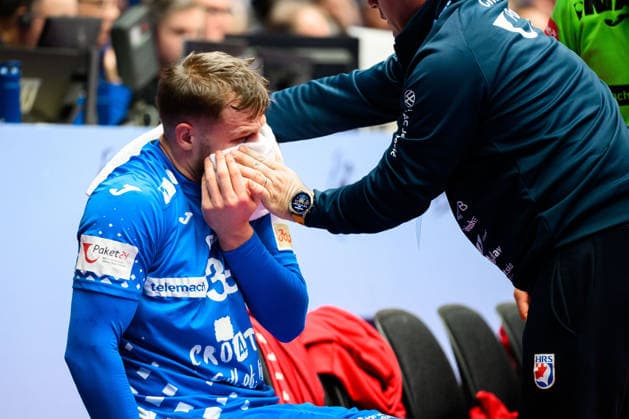 Herning: Handball EM 2026 - Spiel Platz 3 - Island - Kroatien David Mandic (Kroatien) Verletzt Verletzung Schmerzen Herning Jyske Bank Boxen Daenemark