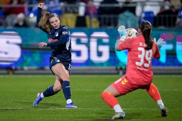 v.li.: Valesca Ampoorter (TSG, 18), Mariella El Sherif (Torhüterin, Torwart, Werder, 39), scheitert beim Torschuss, Schuss aufs Tor, Torchance, Chance, Aktion, Action, Spielszene, 01.02.2026, Sinsheim (Hoffenheim) (Deutschland), Fussball, Google Pixel Frauen-Bundesliga, TSG 1899 Hoffenheim - SV Werder Bremen, DFB DFL REGULATIONS PROHIBIT ANY USE OF PHOTOGRAPHS AS IMAGE SEQUENCES AND OR QUASI-VIDEO.
