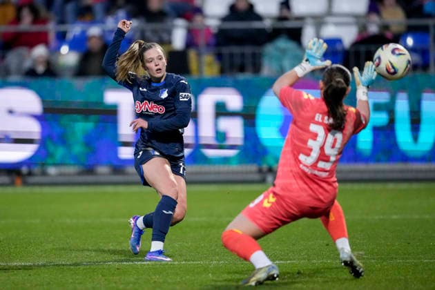 v.li.: Valesca Ampoorter (TSG, 18), Mariella El Sherif (Torhüterin, Torwart, Werder, 39), scheitert beim Torschuss, Schuss aufs Tor, Torchance, Chance, Aktion, Action, Spielszene, 01.02.2026, Sinsheim (Hoffenheim) (Deutschland), Fussball, Google Pixel Frauen-Bundesliga, TSG 1899 Hoffenheim - SV Werder Bremen, DFB DFL REGULATIONS PROHIBIT ANY USE OF PHOTOGRAPHS AS IMAGE SEQUENCES AND OR QUASI-VIDEO.
