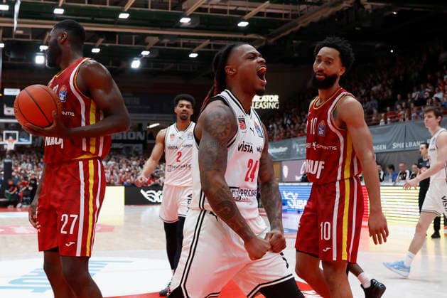 v. l. n. r.: Eddy Edigin (Fitness First Wuerzburg Baskets, 27), Cobe Williams (Bamberg Baskets, 24) and Davion Mintz (Fitness First Wuerzburg Baskets, 10), 01.02.2026, Basketball, BBL, Fitness First Wuerzburg Baskets vs. BMA365 Bamberg Baskets, GER, Wuerzburg, Tectake Arena. Copyright: HMBxMedia xHeikoxBecker
