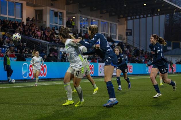 Lisa Doorn (14; TSG Hoffenheim) im Zweikampf mit Michelle Weiß (15; SV Werder Bremen), während Valesca Ampoorter (18; TSG Hoffenheim) in Aktion ist Zweikampf und Ballkontrolle