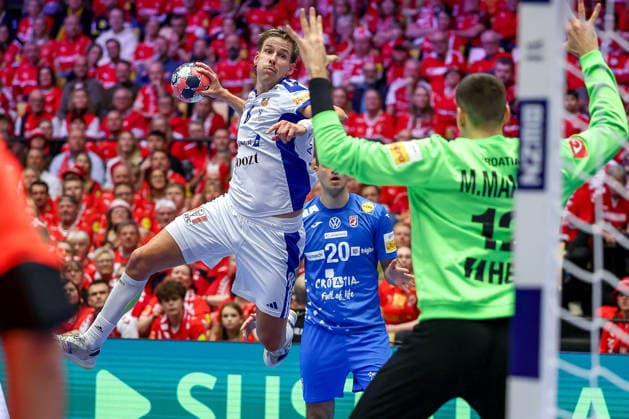 01.02.2026, Handball, Men s EHF EURO 2026, Island - Kroatien, Jyske Bank Boxen in Herning, Dänemark, Placement Match 3 4: Bjarki Mar Elisson (Iceland 08) wirft den Ball auf das Tor Matej Mandic (Croatia 12) Dänemark