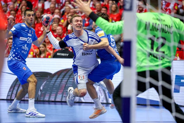 01.02.2026, Handball, Men s EHF EURO 2026, Island - Kroatien, Jyske Bank Boxen in Herning, Dänemark, Placement Match 3 4: Gisli Thorgeir Kristjansson (Iceland 10) wirft den Ball auf das Tor Dänemark
