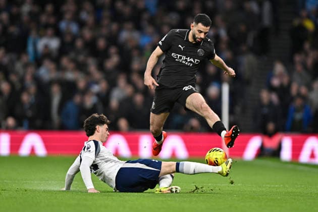 Spurs vs Man City, Premier League Archie Gray of Tottenham Hotspur clashes with Rayan Ait-Nouri of Manchester City during the Spurs vs Manchester City, Premier League match at the Tottenham Hotspur Stadium London. London Tottenham Hotspur Stadium UK Copyright: xMartinxDaltonx Spurs_vs_ManCity_010226_MD_005