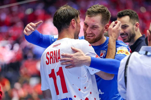 01.02.2026, Handball, Men s EHF EURO 2026, Island - Kroatien, Jyske Bank Boxen in Herning, Dänemark, Placement Match 3 4: Tin Lucin (Croatia 41) neben Domagoj Duvnjak Dänemark