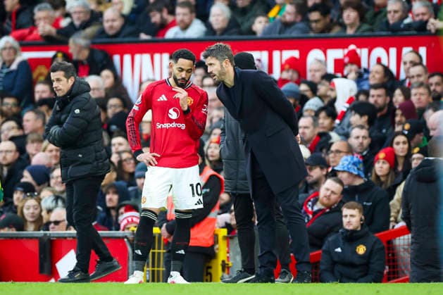Manchester United, ManU v Fulham, Premier League Manchester United head coach Michael Carrick talks to Manchester United forward Matheus Cunha (10) during the Manchester United v Fulham Premier League match at Old Trafford, Manchester, England on 1 February 2026 Credit: Phil Duncan Every Second Media Editorial use only. All images are copyright Every Second Media Limited. No images may be reproduced without prior permission. All rights reserved. Premier League and Football League images are subject to licensing agreements with Football DataCo Limited. see https: www.football-dataco.com Copyright: xIMAGO EveryxSecondxMediax ESM-1779-0017 PhilxDuncanx xEveryxSecondxMediax