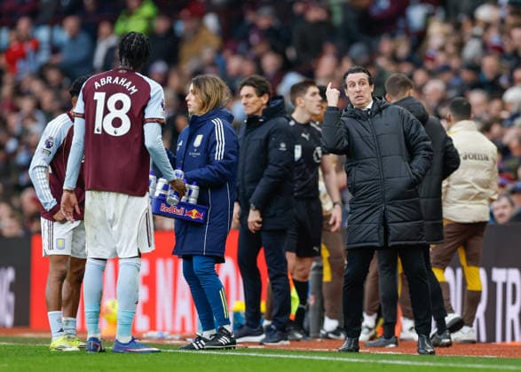 Birmingham, England, 1st February 2026. Unai Emery head coach of Aston Villa speaks with Tammy Abraham of Aston Villa during the Aston Villa vs Brentford Premier League match at Villa Park, Birmingham. Picture credit should read: Cody Froggatt Sportimage EDITORIAL USE ONLY. No use with unauthorised audio, video, data, fixture lists, club league logos or live services. Online in-match use limited to 120 images, no video emulation. No use in betting, games or single club league player publications. SPI_049_CF_ASTON_VILLA_V_BRENTFORD SPI-4503-0055