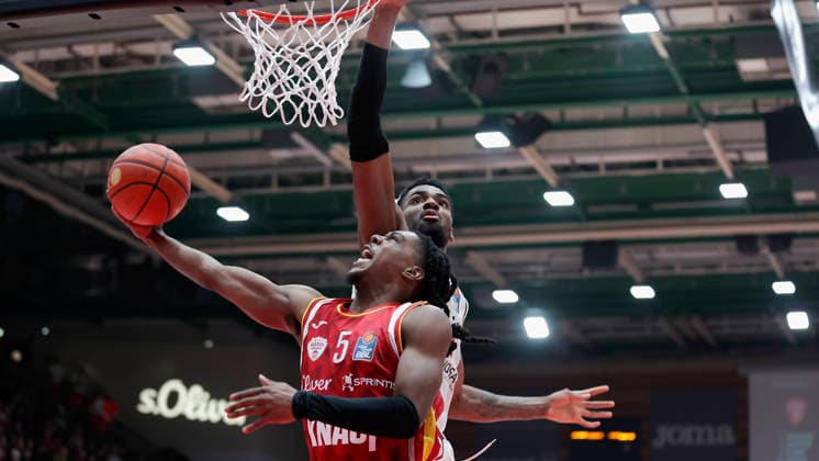 Im Bild: v.li. Marcus Carr(Wuerzburg Baskets, 5) gegen Ejiofor Onu (Bamberg Baskets, 35) 01.02.2026, Fitness First Wuerzburg Baskets vs. BMA 365 Bamberg Baskets, easyCredit BBL, 18. Spieltag, Deutschland, 97072, tectake-Arena Wuerzburg, Copyright: HMBxMedia xJulienxBecker