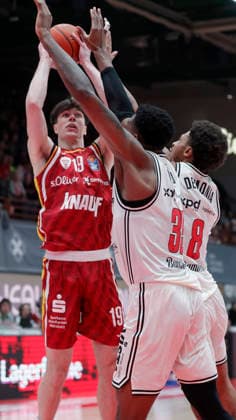Im Bild: v.li. Christian Skladanowski (Wuerzburg Baskets, 19) gegen Ejiofor Onu (Bamberg Baskets, 35) und Demarcus Marquette Demonia (Bamberg Baskets, 8) 01.02.2026, Fitness First Wuerzburg Baskets vs. BMA 365 Bamberg Baskets, easyCredit BBL, 18. Spieltag, Deutschland, 97072, tectake-Arena Wuerzburg, Copyright: HMBxMedia xJulienxBecker