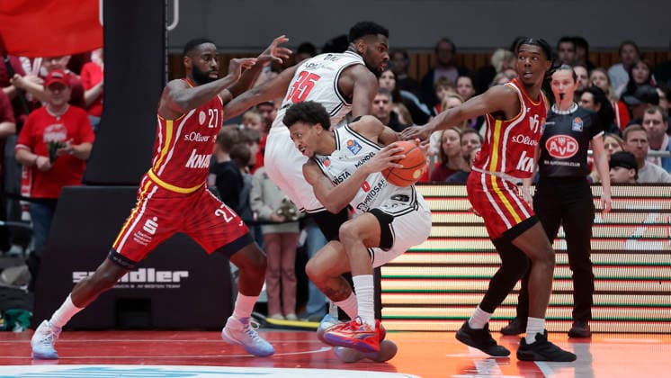 Im Bild: v.li. Eddy Edigin (Wuerzburg Baskets, 27), Ejiofor Onu (Bamberg Baskets, 35), Demarcus Marquette Demonia (Bamberg Baskets, 8) und Marcus Carr(Wuerzburg Baskets, 5) 01.02.2026, Fitness First Wuerzburg Baskets vs. BMA 365 Bamberg Baskets, easyCredit BBL, 18. Spieltag, Deutschland, 97072, tectake-Arena Wuerzburg, Copyright: HMBxMedia xJulienxBecker