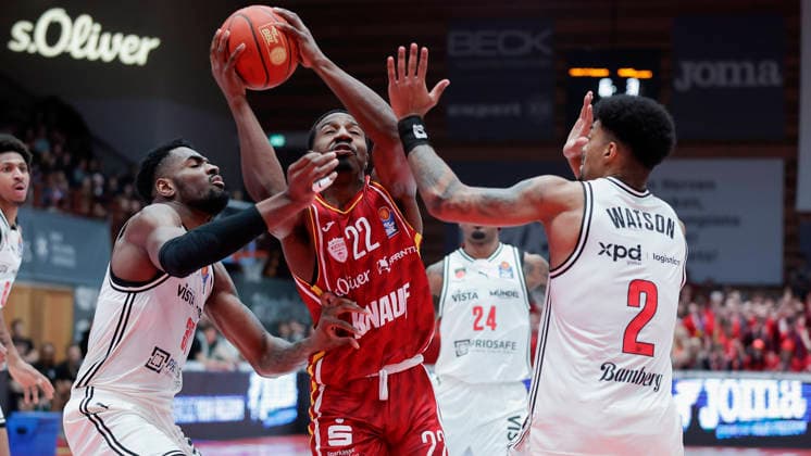 Im Bild: v.li. Ejiofor Onu (Bamberg Baskets, 35), Johnathan Stove (Wuerzburg Baskets, 22) und Ibi Watson (Bamberg Baskets, 2) 01.02.2026, Fitness First Wuerzburg Baskets vs. BMA 365 Bamberg Baskets, easyCredit BBL, 18. Spieltag, Deutschland, 97072, tectake-Arena Wuerzburg, Copyright: HMBxMedia xJulienxBecker